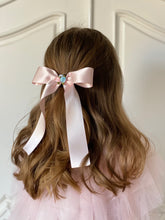 Laden Sie das Bild in den Galerie-Viewer.Rosebud Long Satin Bow - Powder Pink
