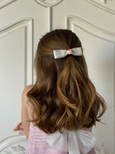 Cargue la imagen en el visor de la galería,Rosebud Satin Organza Hair Clip
