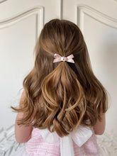 Загрузите изображение в программу просмотра галереи,Rosebud Satin Mini Baby Bow Hair Clip - Powder Pink
