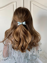 Загрузите изображение в программу просмотра галереи,Rosebud Satin Mini Baby Bow Hair Clip - Powder Blue
