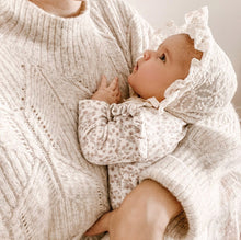 Cargue la imagen en el visor de la galería,Petite Maison Kids Ivory Lace Bonnet
