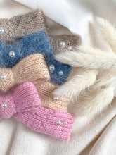 Cargue la imagen en el visor de la galería,Orla Knitted Pearl Bow Hair Clip
