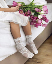 Laden Sie das Bild in den Galerie-Viewer.Petite Maison Kids Alice Lace Socks - White
