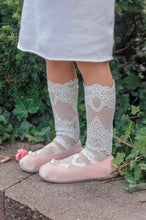 Cargue la imagen en el visor de la galería,Petite Maison Kids Alice Lace Socks - White
