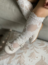 Laden Sie das Bild in den Galerie-Viewer.Petite Maison Kids Alice Lace Socks - White
