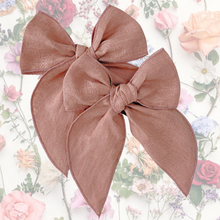 Cargue la imagen en el visor de la galería,Blush Taupe Linen Cotton Fable Bow - Hair Clip / Bag Bow
