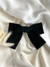 Cargue la imagen en el visor de la galería,Beatrice Oversized Velvet Bow Hair Clip
