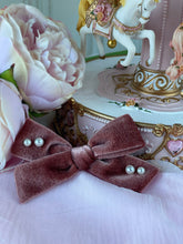 Cargue la imagen en el visor de la galería,Hilary Velvet Pearl Bow Hair Clip - 4 shades
