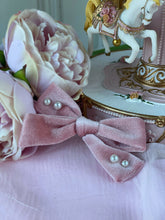 Cargue la imagen en el visor de la galería,Hilary Velvet Pearl Bow Hair Clip - 4 shades
