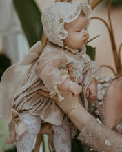 Cargue la imagen en el visor de la galería,Petite Maison Kids Ivory Lace Bonnet
