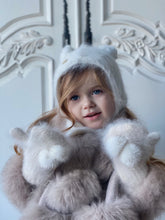 Cargue la imagen en el visor de la galería,Petite Maison Kids Cashmere Teddy Hat - White
