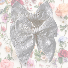 Cargue la imagen en el visor de la galería,White Embroidered Cotton Fable Bow - Hair Clip / Bag Bow
