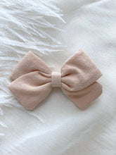 Load image into Gallery viewer, Avery Linen Cotton Bow Hair Clip
