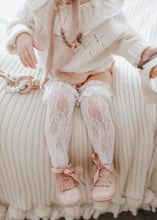 Загрузите изображение в программу просмотра галереи,Petite Maison Kids Lola Lace Socks - White
