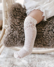 Cargue la imagen en el visor de la galería,Petite Maison Kids Flora Lace Socks
