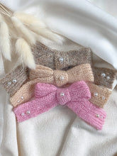 Cargue la imagen en el visor de la galería,Orla Knitted Pearl Bow Hair Clip
