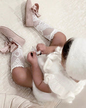 Laden Sie das Bild in den Galerie-Viewer.Petite Maison Kids Alice Lace Socks - White
