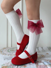 Cargue la imagen en el visor de la galería,Odette Mulled Wine Tulle Bow Ribbed Socks - White
