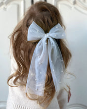 Загрузите изображение в программу просмотра галереи,Perla White Tulle Pearl Bow Hair Clip
