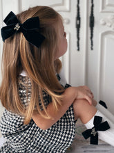 Cargue la imagen en el visor de la galería,Black Poodle Velvet Oversized Bow Hair Clip
