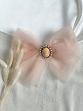 Загрузите изображение в программу просмотра галереи,Annabelle Pearl Cameo Tulle Bow Hair Clip
