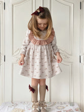 Cargue la imagen en el visor de la galería,Julia Teddy Bear Oversized Velvet Bow Socks - Chocolate Brown
