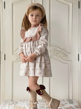 Cargue la imagen en el visor de la galería,Julia Teddy Bear Oversized Velvet Bow Socks - Chocolate Brown
