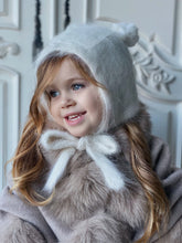 Cargue la imagen en el visor de la galería,Petite Maison Kids Cashmere Teddy Hat - White
