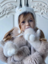 Cargue la imagen en el visor de la galería,Petite Maison Kids Cashmere Teddy Hat - White
