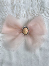 Загрузите изображение в программу просмотра галереи,Annabelle Pearl Cameo Tulle Bow Hair Clip
