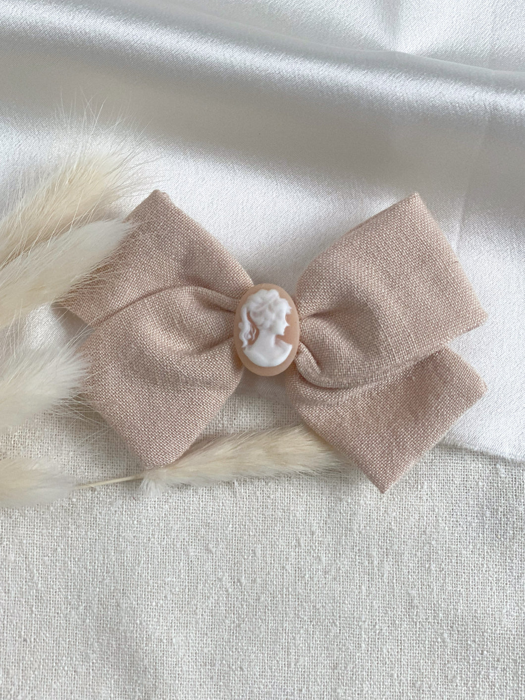 Jacqueline Linen Cotton Cameo Bow Hair Clip