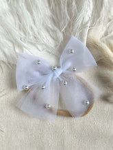 Cargue la imagen en el visor de la galería,Angeline White Pearl Tulle Baby Bow - Nylon Headband / Clip
